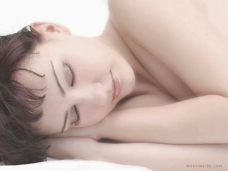 Here’s How Sleeping Without a Pillow Is Good for Health